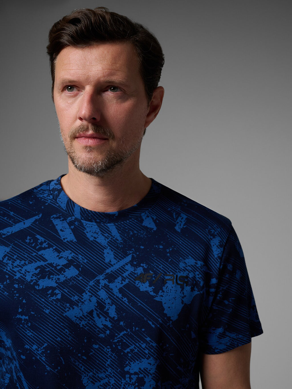 T-shirt regular z nadrukiem męski 4FIVO x Robert Lewandowski - czarny