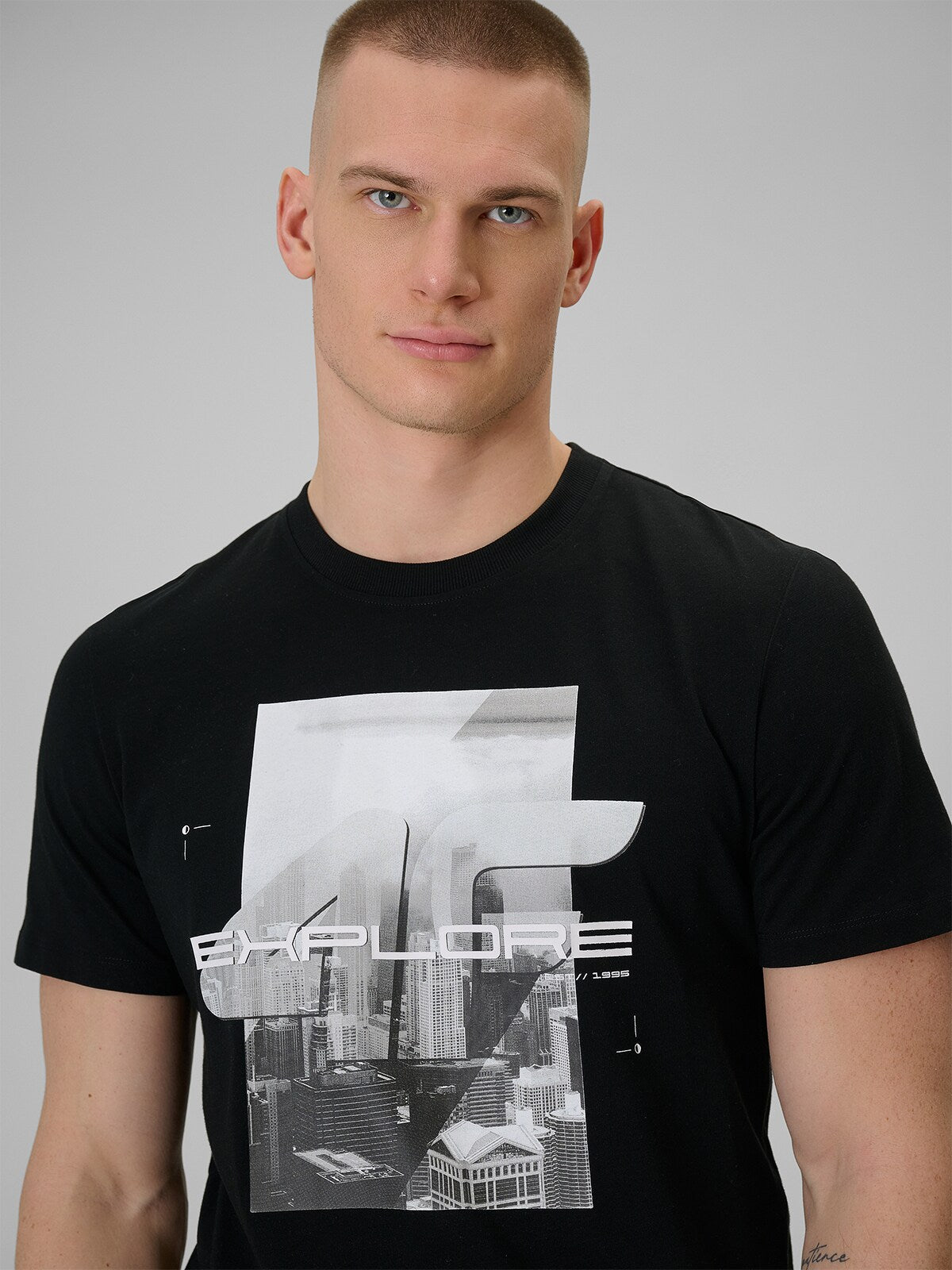 T-shirt regular z nadrukiem męski - czarny